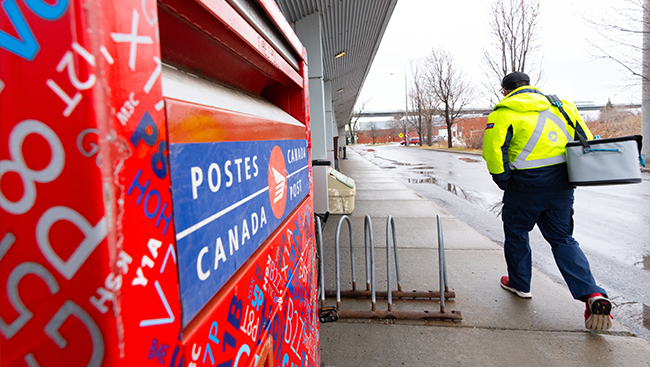 Jobs minister meets with Canada Post union reps as overtime ban persists